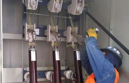 Técnico trabajando en celdas de media tensión