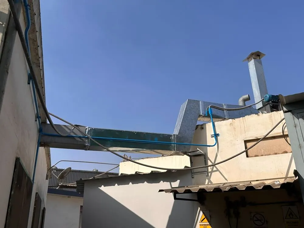 Ductos de extracción galvanizados en techo industrial