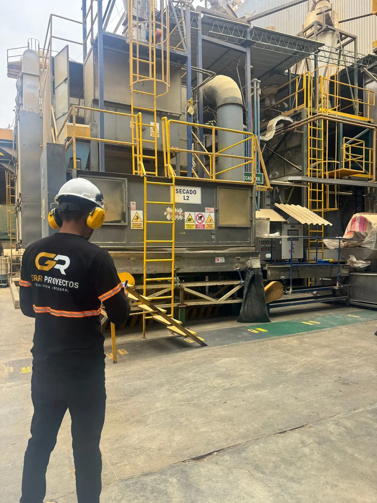 Técnico de Gerar Proyectos supervisando un equipo de secado en planta de proceso