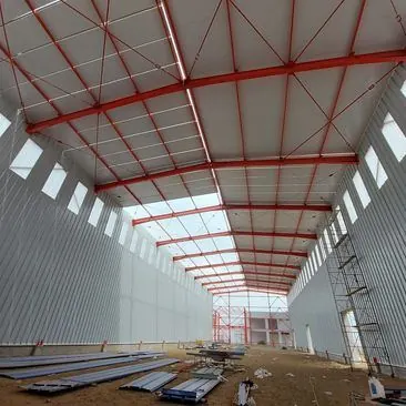 Nave industrial con estructura metálica y cobertura