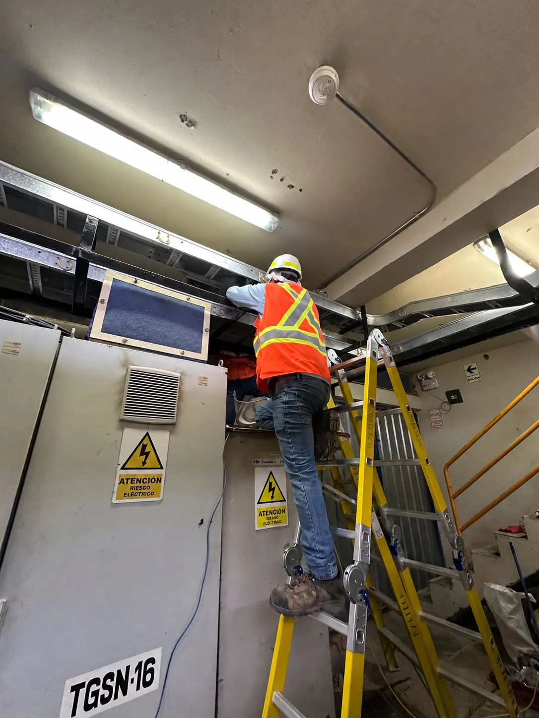 Técnico de Gerar trabajando en canalización sobre tableros eléctricos